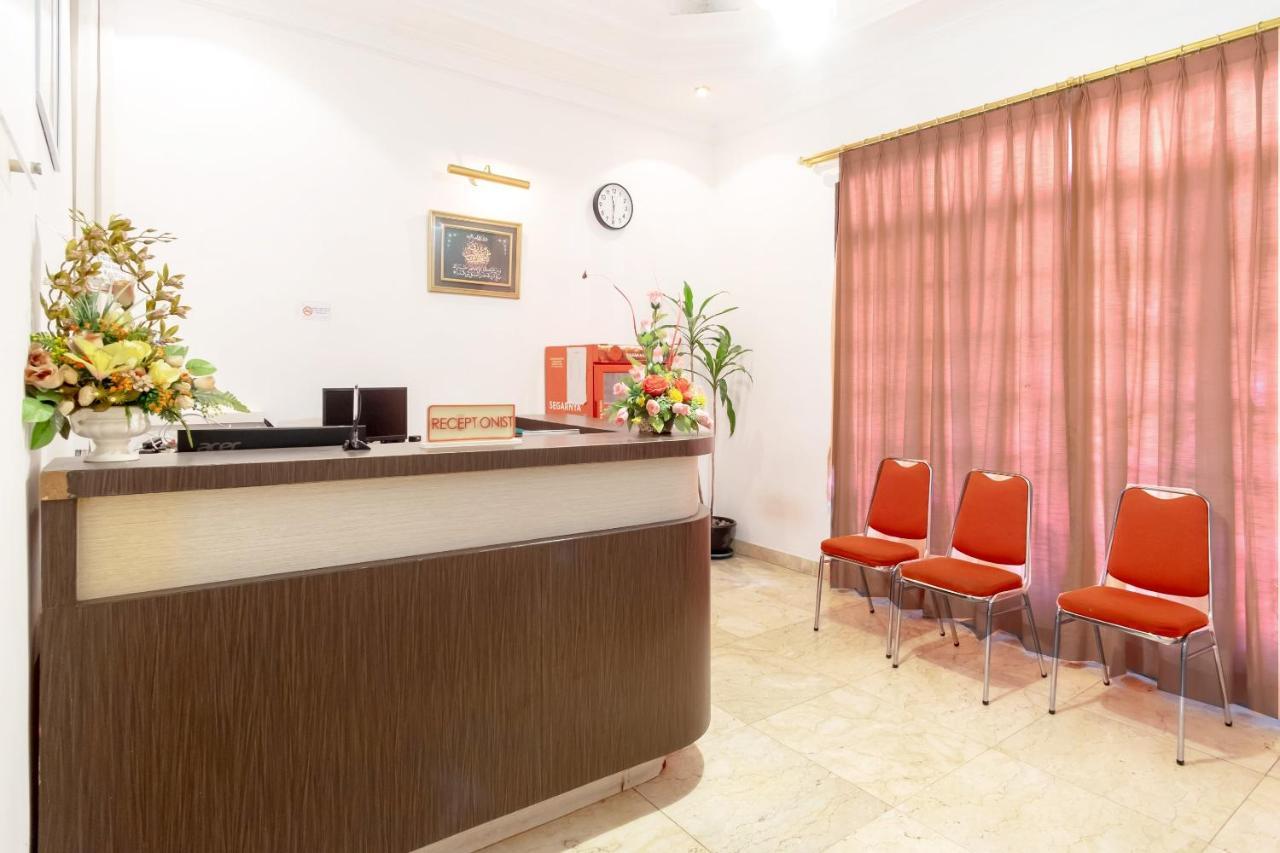 Oyo Living 2843 Raz House Syariah Hotel เมดาน ภายนอก รูปภาพ